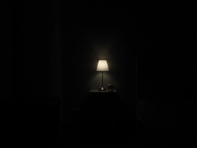 lampa ve tmě