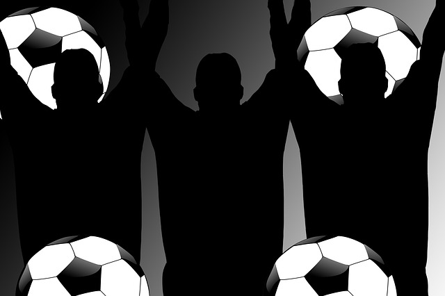 Siluety fotbalových fanoušků s míči